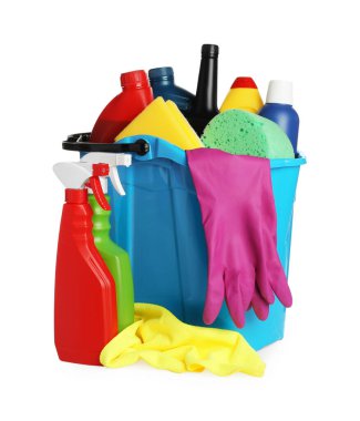 Açık mavi kova ve beyaz zemin üzerinde birçok farklı araba yıkama ürünleri