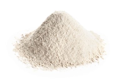 Beyaz üzerine izole edilmiş karabuğday unu yığını