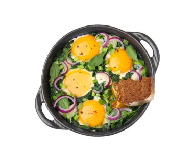 Lezzetli shakshuka, beyaza izole edilmiş bir parça ekmek, üst manzara.