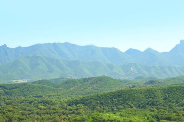Güzel dağların ve mavi gökyüzünün manzarası.