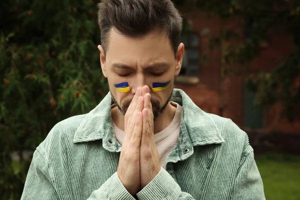 Sad Man Drawings Ukrainian Flag Face Outdoors — Stockfoto