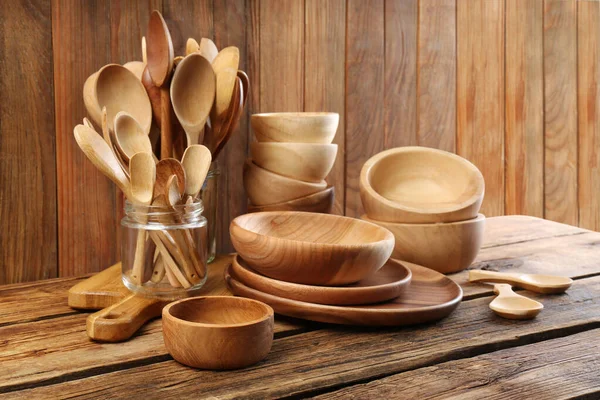 Много Различных Деревянных Посуды Посуды Столе — стоковое фото