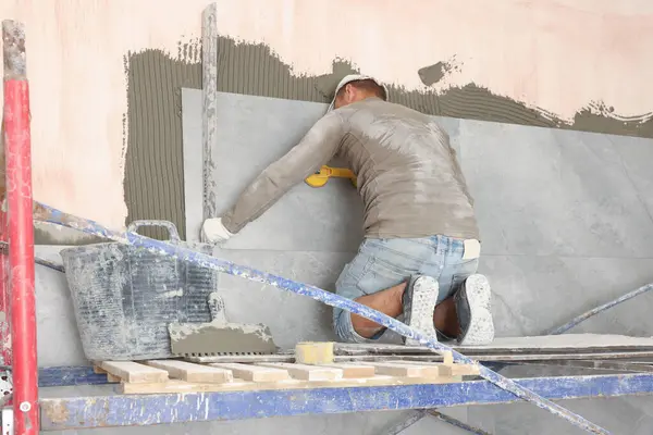Worker Installing New Wall Tile Room Prepared Renovation — Fotografia de Stock