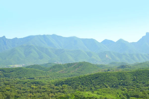 Güzel dağların ve mavi gökyüzünün manzarası.