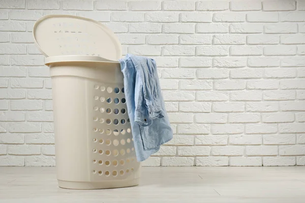 Laundry Basket Clothes White Brick Wall Space Text — 스톡 사진