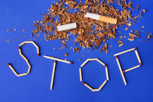 単語の試合で作られた停止 青の背景にドライタバコと壊れたタバコ 平らなレイアウト 禁煙の概念 — ストック写真