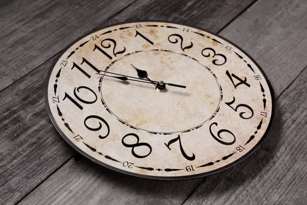 时钟显示5分钟直到午夜在木制桌子上 新年倒数计时 — 图库照片
