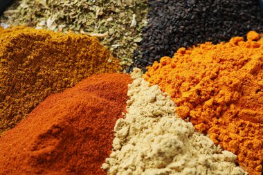 Arkaplan olarak birçok farklı baharat, yakın görünüm