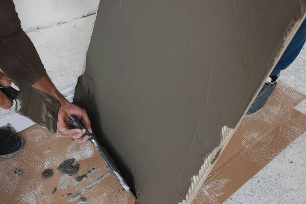 Trabalhadores Aplicando Cimento Azulejos Dentro Casa Close — Fotografia de Stock