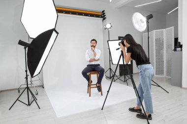 Yakışıklı model stüdyo profesyonel fotoğrafçı için poz