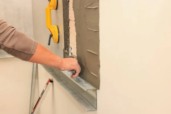 Trabalhador Espalhando Mistura Adesiva Parede Para Instalação Telha Dentro Casa — Fotografia de Stock