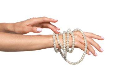 Beyaz arka planda zarif inci kolyeli genç bayan, yakın plan.