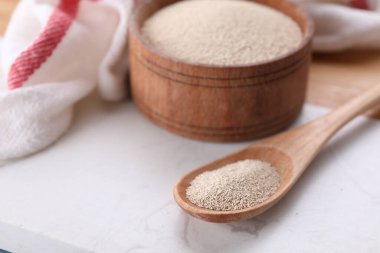 Aktif kuru mayalı kase ve kaşık, yakın plan.