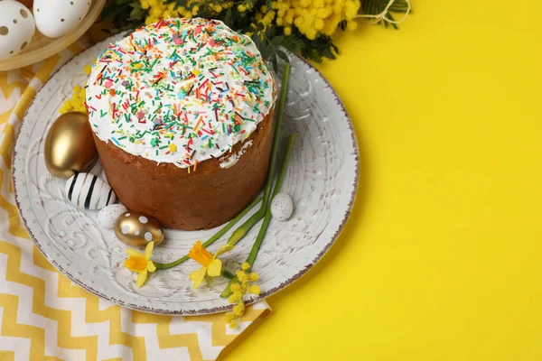 Tradycyjne Ciasto Wielkanocne Posypką Malowane Jajka Piękne Wiosenne Kwiaty Żółtym — Zdjęcie stockowe