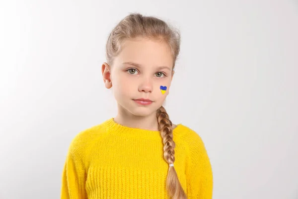 Menina Com Desenho Bandeira Ucraniana Rosto Contra Fundo Branco — Fotografia de Stock