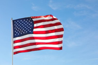 Güneşli bir günde Amerikan bayrağı dalgalanıyor.