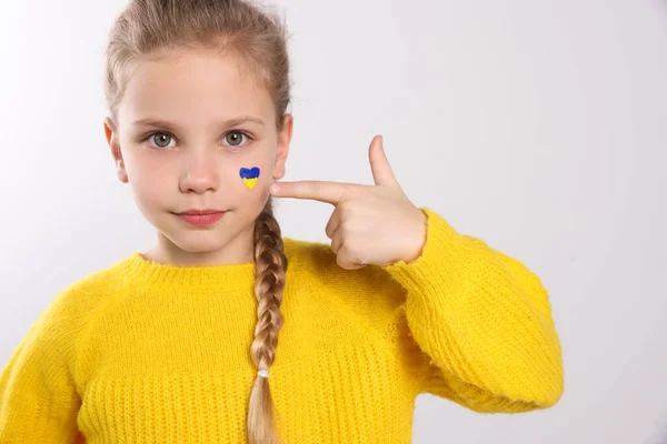Menina Com Desenho Bandeira Ucraniana Rosto Contra Fundo Branco — Fotografia de Stock