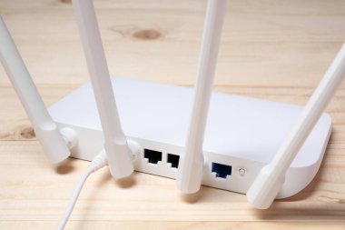 Tahta masada yeni beyaz kablosuz ağ yönlendirici, yakın plan.