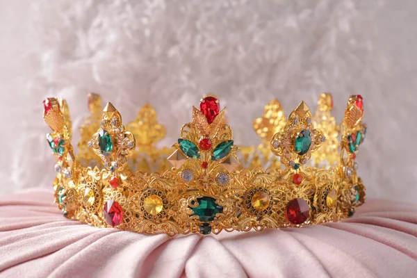 Красива Золота Корона Дорогоцінними Каменями Рожевій Тканині — стокове фото