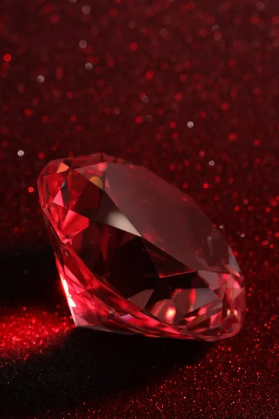 红晶晶的背景上美丽闪亮的钻石 — 图库照片