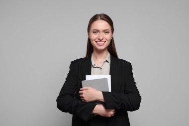 Gri arka planda güzel genç öğretmenin portresi