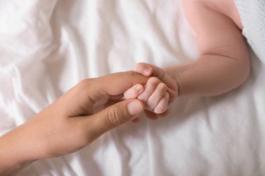 Anne ve yeni doğmuş bebeği yatağında, üst tarafta.