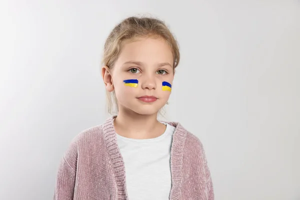 Menina Com Desenhos Bandeira Ucraniana Rosto Contra Fundo Branco — Fotografia de Stock