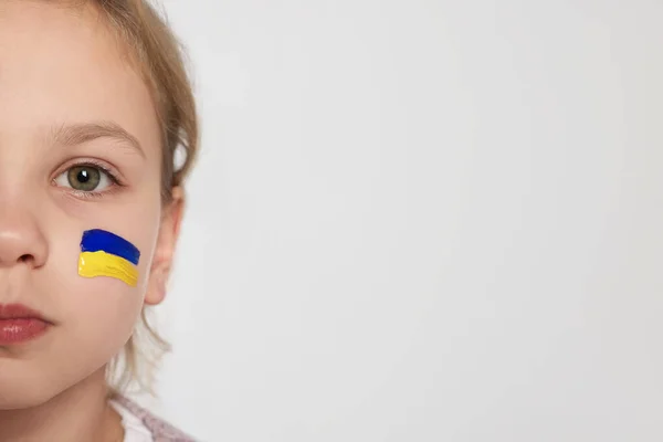 Menina Com Desenho Bandeira Ucraniana Rosto Contra Fundo Branco Close — Fotografia de Stock