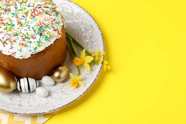 Tradycyjne Ciasto Wielkanocne Posypką Malowane Jajka Piękne Wiosenne Kwiaty Żółtym — Zdjęcie stockowe