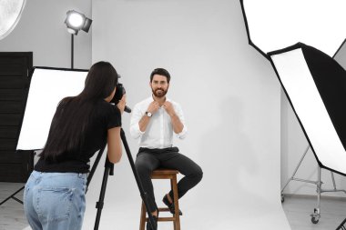 Yakışıklı model stüdyo profesyonel fotoğrafçı için poz