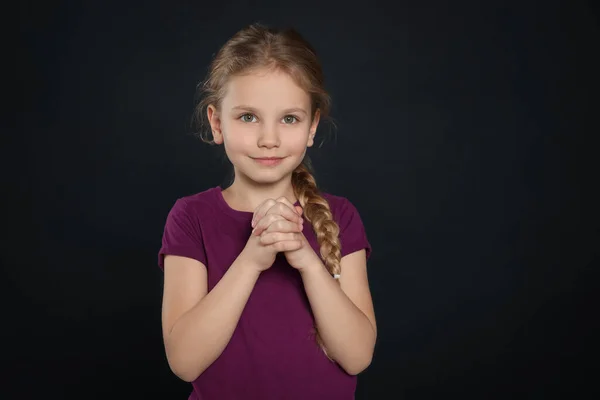 Menina Com Mãos Apertadas Orando Fundo Preto — Fotografia de Stock