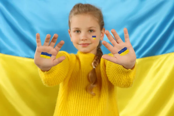 Menina Com Tinta Nas Mãos Rosto Perto Bandeira Ucraniana — Fotografia de Stock