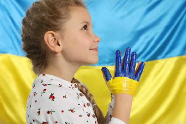 Menina Com Mãos Pintadas Fechadas Perto Bandeira Ucraniana — Fotografia de Stock