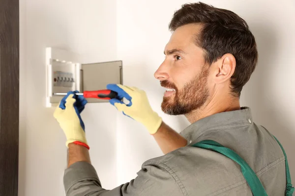 Electrician Installing Fuse Box Screwdriver Indoors — Stockfoto