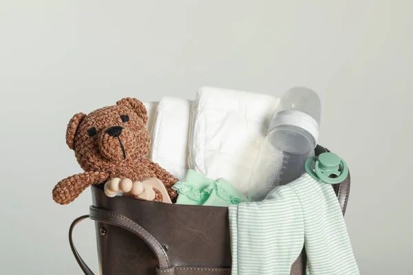 Τσάντα Της Μητέρας Πράγματα Του Μωρού Ανοιχτό Γκρι Φόντο — Φωτογραφία Αρχείου