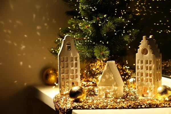 Prachtige Decoratieve Huizen Kerstballen Kleine Kerstboom Vensterbank Binnen — Stockfoto