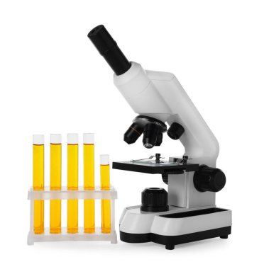 Turuncu sıvı ve mikroskop ile test tüpleri beyaz üzerinde izole