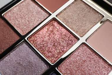 Farklı tonlarda güzel bir göz farı paleti, yakın plan.