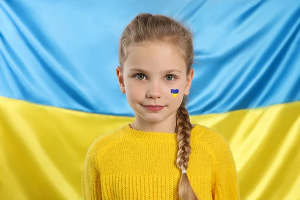 Menina Com Pintura Facial Perto Bandeira Ucraniana — Fotografia de Stock