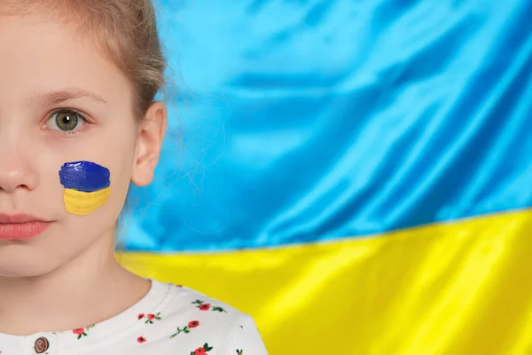 Menina Com Pintura Facial Perto Bandeira Ucraniana Close Espaço Para — Fotografia de Stock