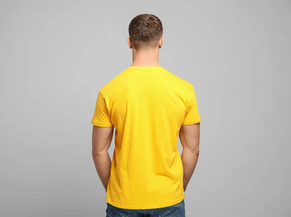 Uomo Con Shirt Gialla Sfondo Grigio Chiaro Vista Posteriore Mockup — Foto Stock