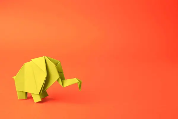 Origami Kunst Prachtige Papieren Olifant Oranje Achtergrond Ruimte Voor Tekst — Stockfoto