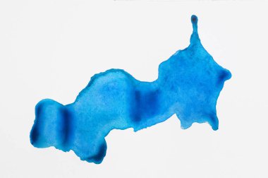 Beyaz kağıt üzerinde açık mavi suluboya boya, üst görünüm