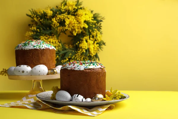 Tradycyjne Ciasta Wielkanocne Posypką Malowane Jajka Piękne Wiosenne Kwiaty Żółtym — Zdjęcie stockowe