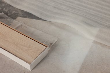 Odanın zemininde parke döşemeleri yenilenmeye hazır.