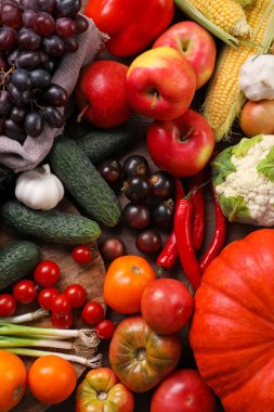 Farklı olgun sebzeler ve meyveler tahta masada, düz yatıyordu.