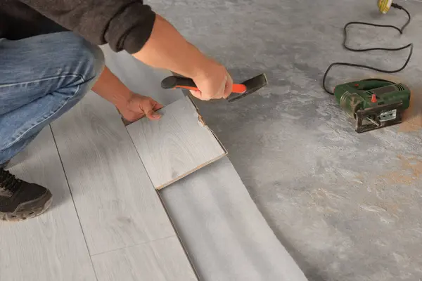 Professional Worker Using Hammer Installation New Laminate Flooring Closeup — Stockfoto