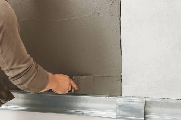Trabalhador Instalar Azulejo Quarto Close Melhoria Casa — Fotografia de Stock