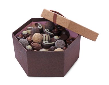 Beyaz üzerine izole edilmiş bir kutu lezzetli çikolata şekeri.