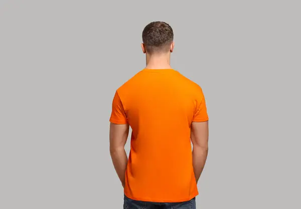 Uomo Con Shirt Arancione Sfondo Grigio Chiaro Vista Posteriore Mockup — Foto Stock
